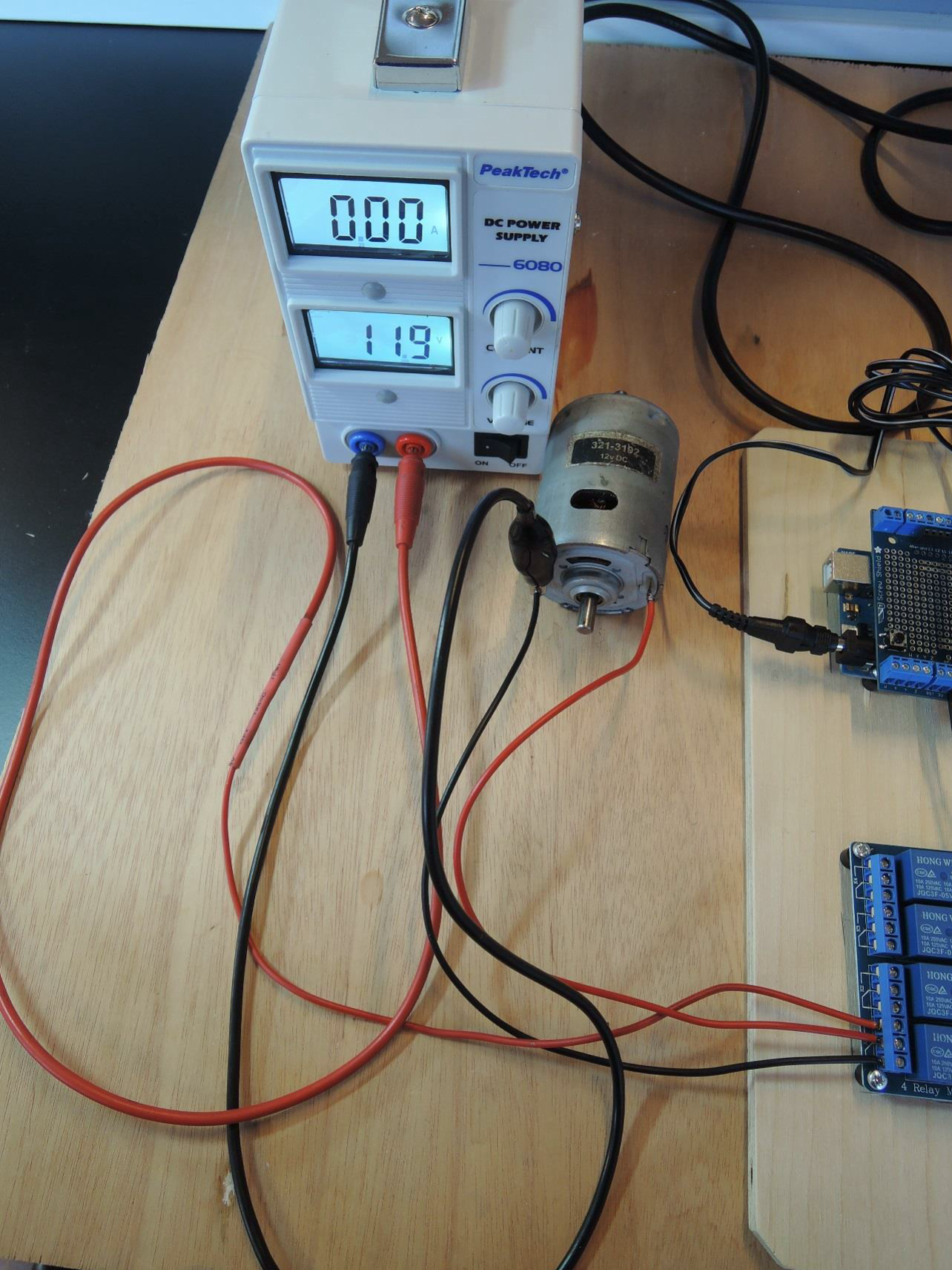 12V viskermotor på laboratorieforsyning, relæ tænder/slukker