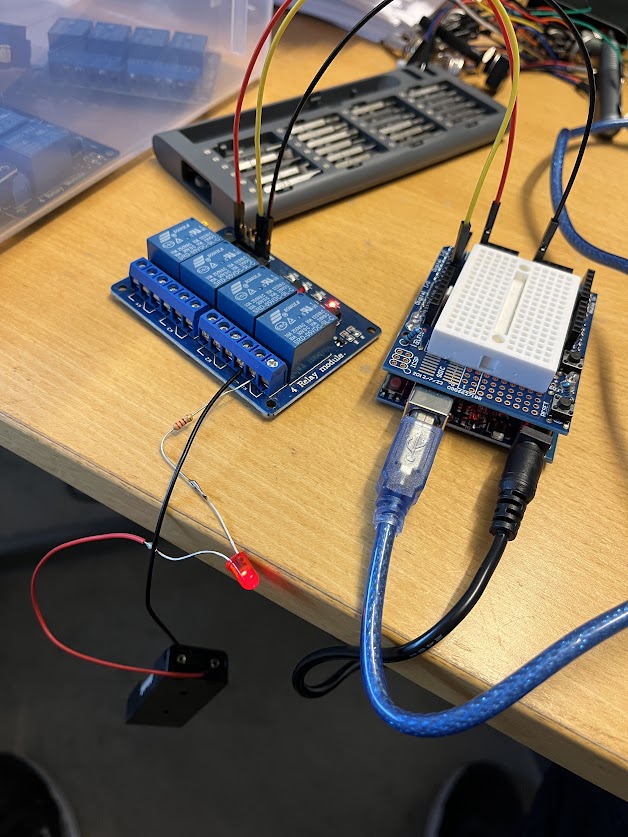 Svagstrømsforsøg med batteri, led og resistor