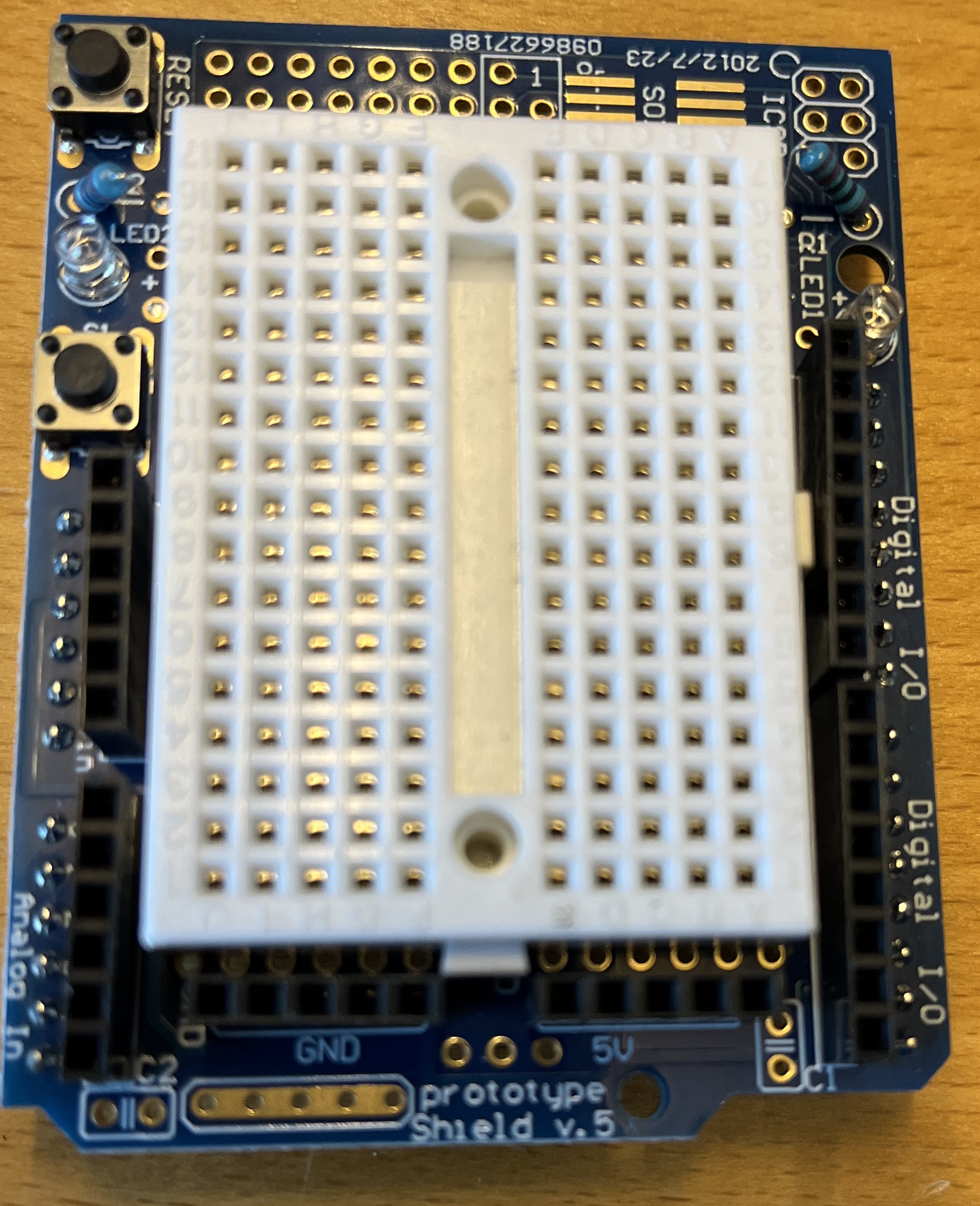 Prototype Shield v5 med monteret mini-breadboard